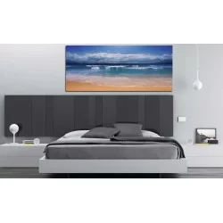 Dormitorio moderno con cuadro de paisaje olas marinas playa en el cabecero de la cama