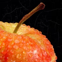 Cuadro de una manzana con gotas de agua, una bonita fruta para decorar tu cocina.