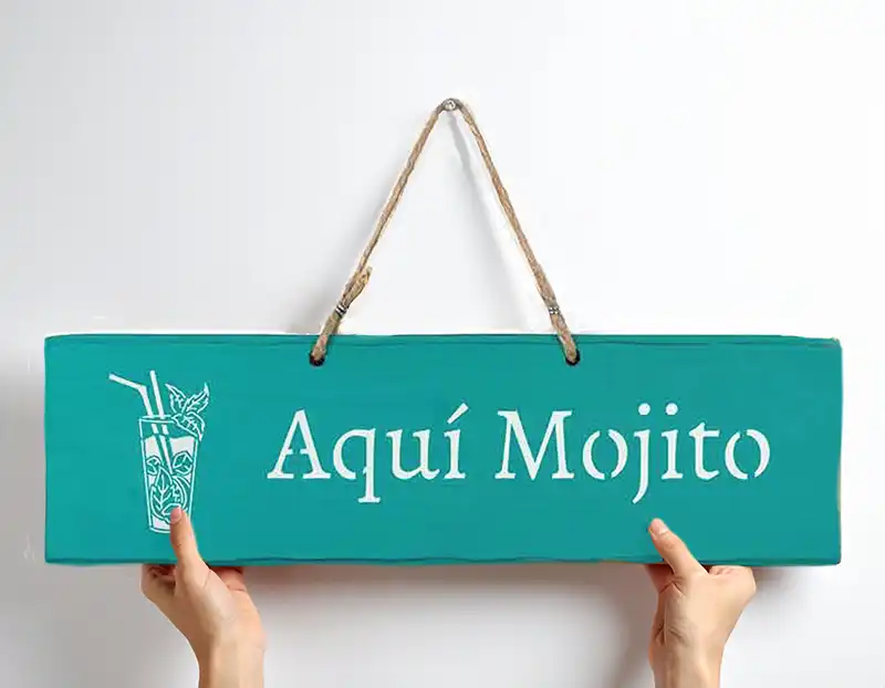 Carteles decorativos de madera en una pared de estilo rústico