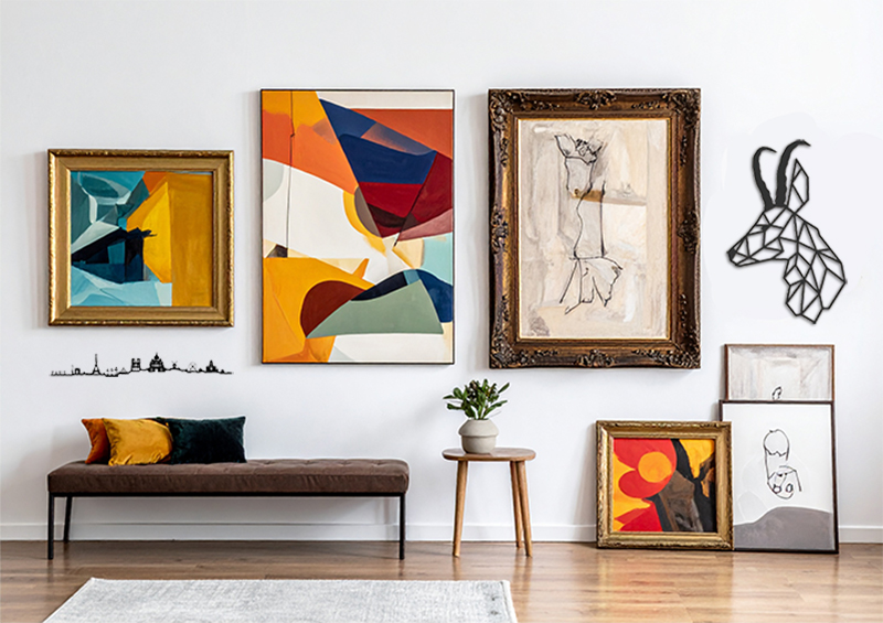 Pared decorada con mezcla de cuadros, carteles de madera y otros objetos