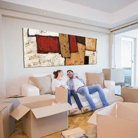 cuadro abstracto colgado en el apartamento nuevo pareja feliz