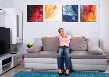 mujer disfrutando cuadros abstractos salón