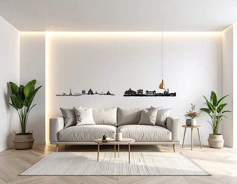 Decoración de pared con skylines de ciudades sobre un sofá