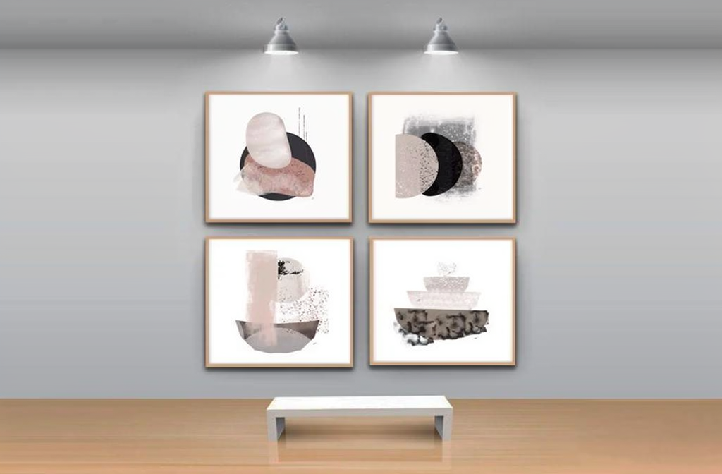 Composición de cuatro cuadros abstractos con marcos de madera en pared gris estilo galería