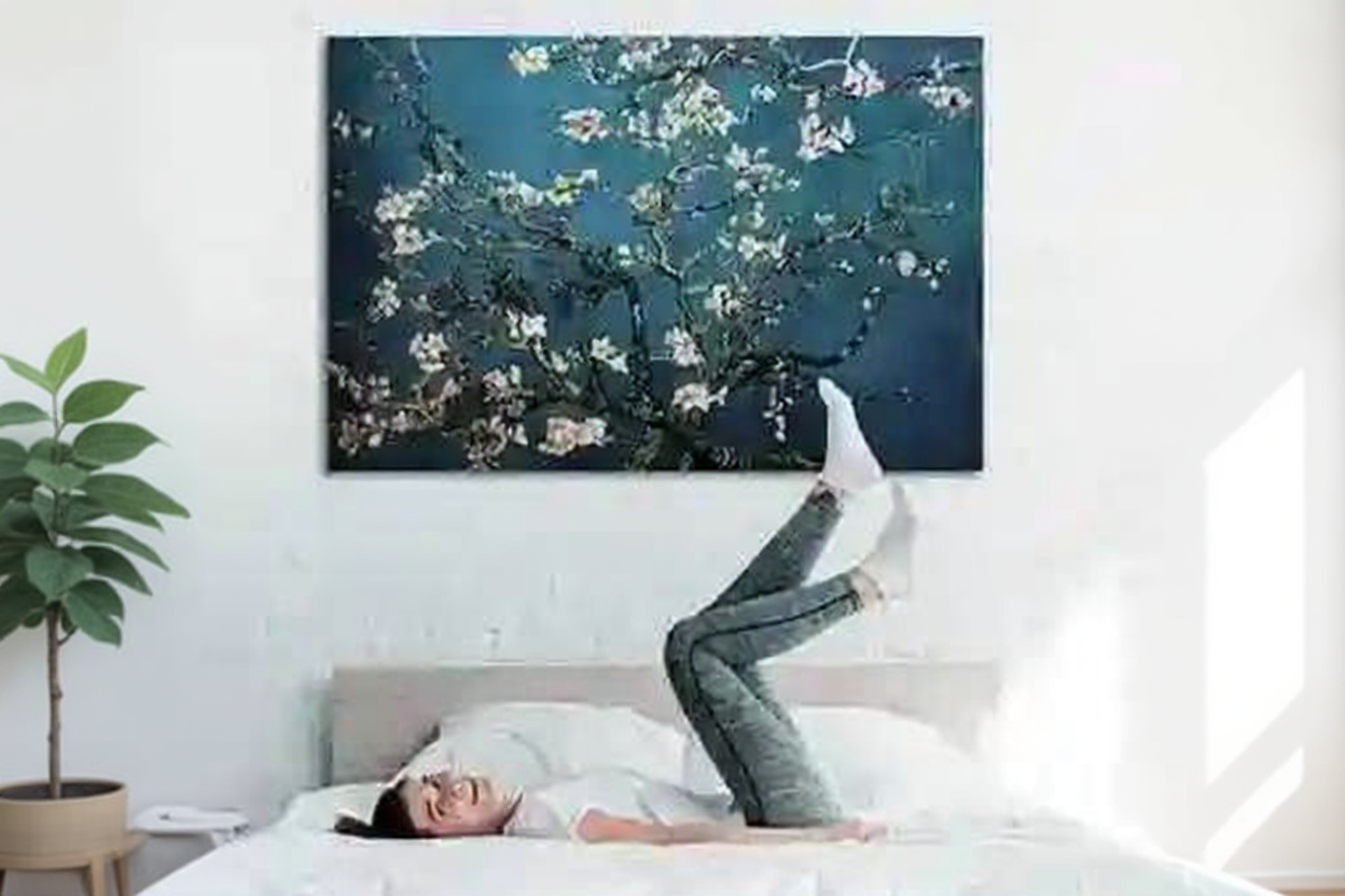 Cuadro moderno de flores de almendro en tonos azul turquesa decorando pared minimalista de salón contemporáneo