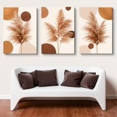 Trío de cuadros abstractos botánicos colgados sobre sofá blanco en salón minimalista