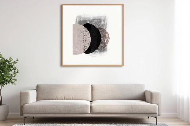 Cuadro abstracto moderno colgado sobre sofá en salón pequeño y luminoso